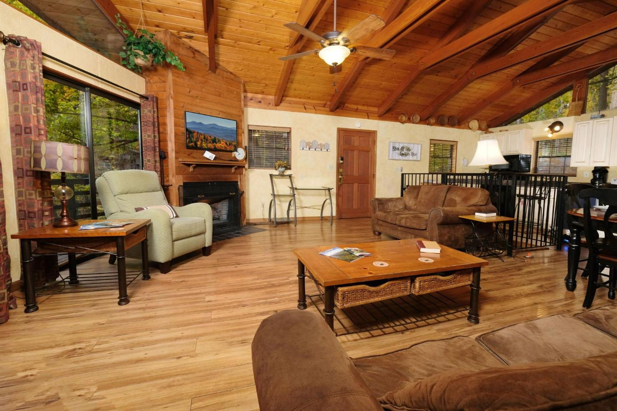 Cabin On The Creek Villa Gatlinburg Exterior photo