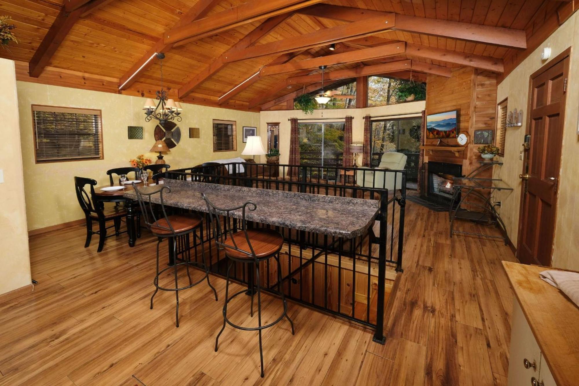 Cabin On The Creek Villa Gatlinburg Exterior photo