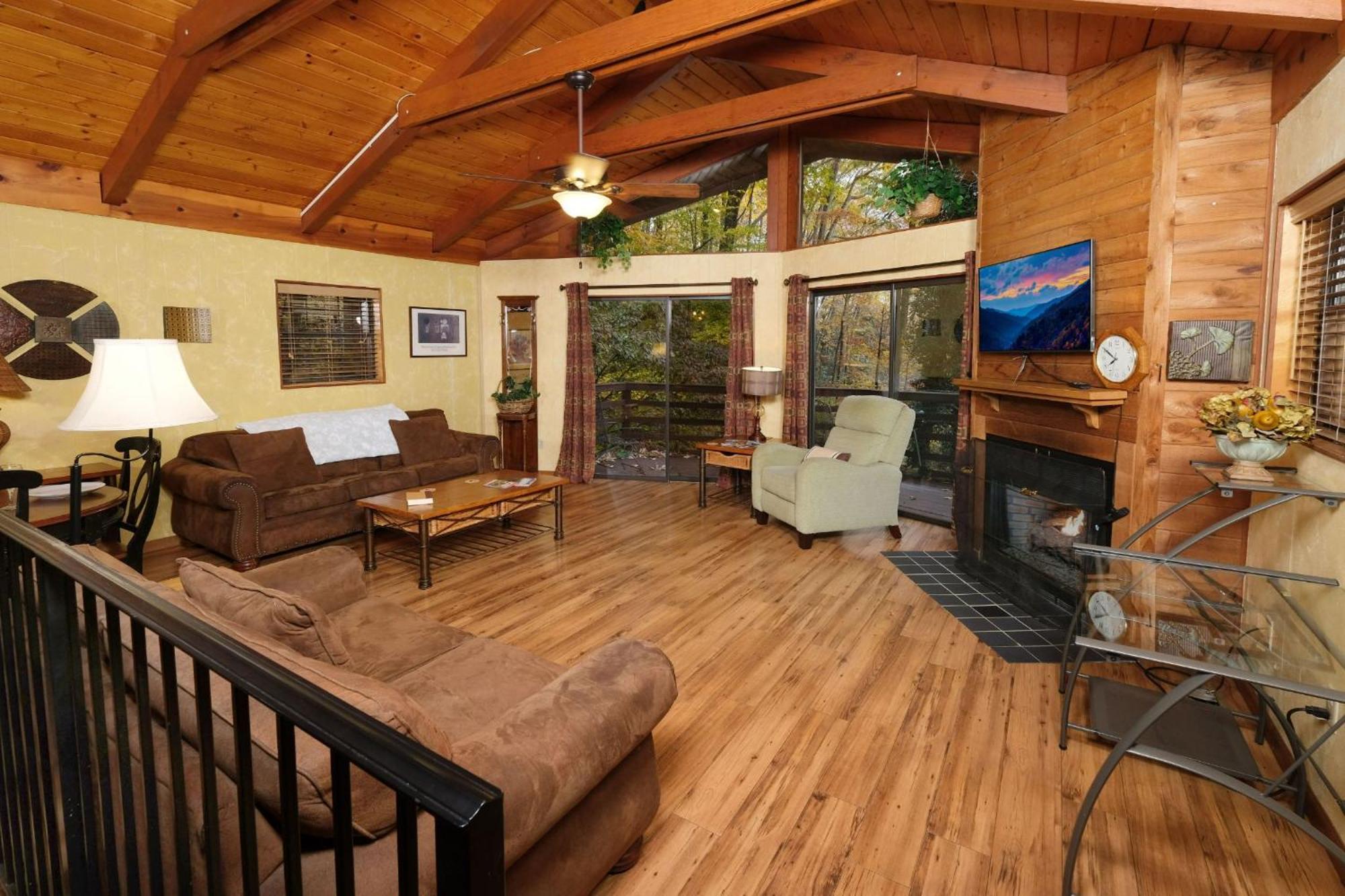 Cabin On The Creek Villa Gatlinburg Exterior photo